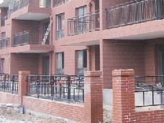 鋪設聚脂薄膜或夾筋鋁箔反射層